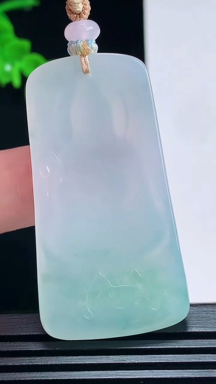 天然A货翡翠冰种飘花素衣观音吊坠，尺寸49-27-5.8 重量:20.31g
7月3日