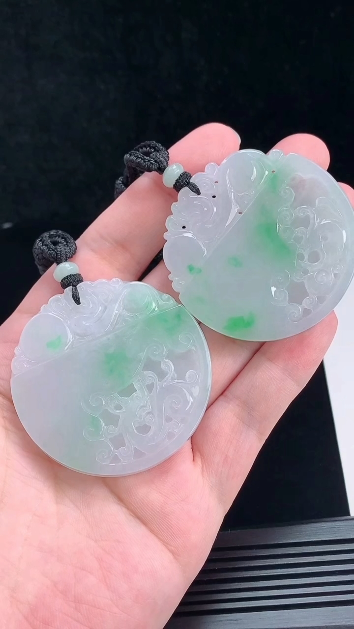 天然A货翡翠龙凤牌吊坠一对，尺寸50.6-51-5.5 重量:77.34g
7月3日