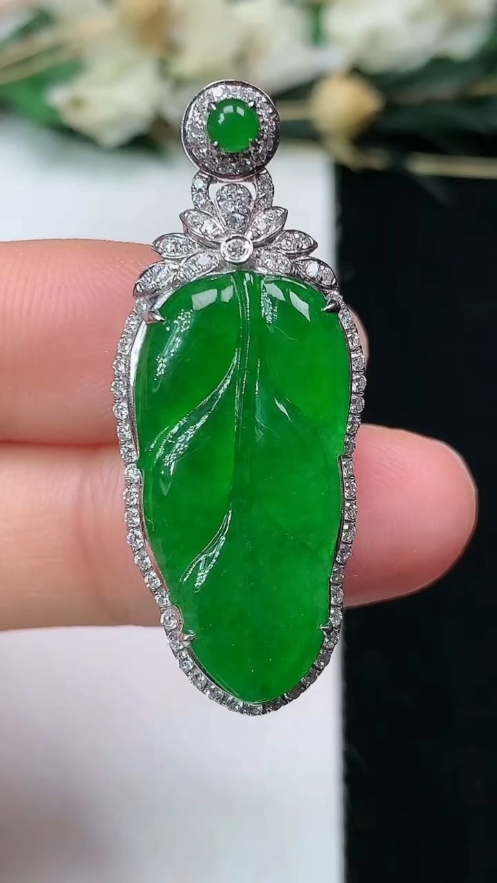天然A货翡翠金枝玉叶 叶子吊坠，尺寸38-15-8.8，裸石25-12.5，重量:7.86g
7月3