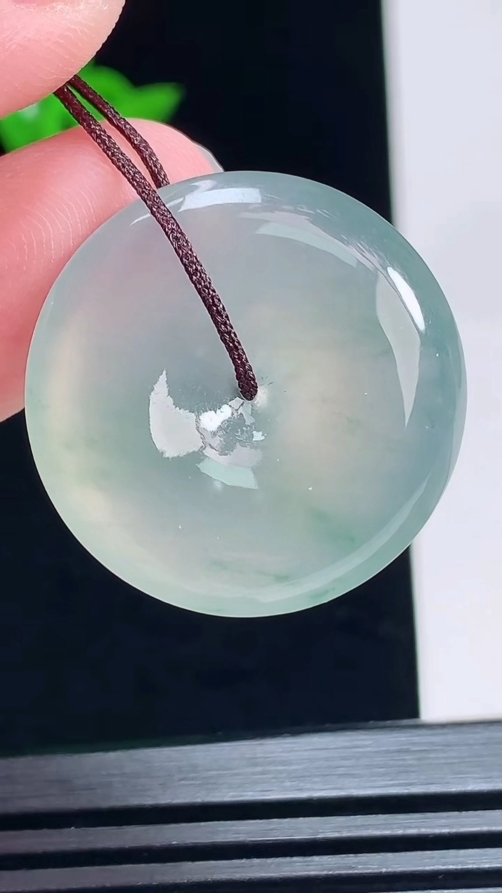 天然A货翡翠冰种飘花平安扣吊坠，尺寸26.6-5 重量:7.70g
7月3日