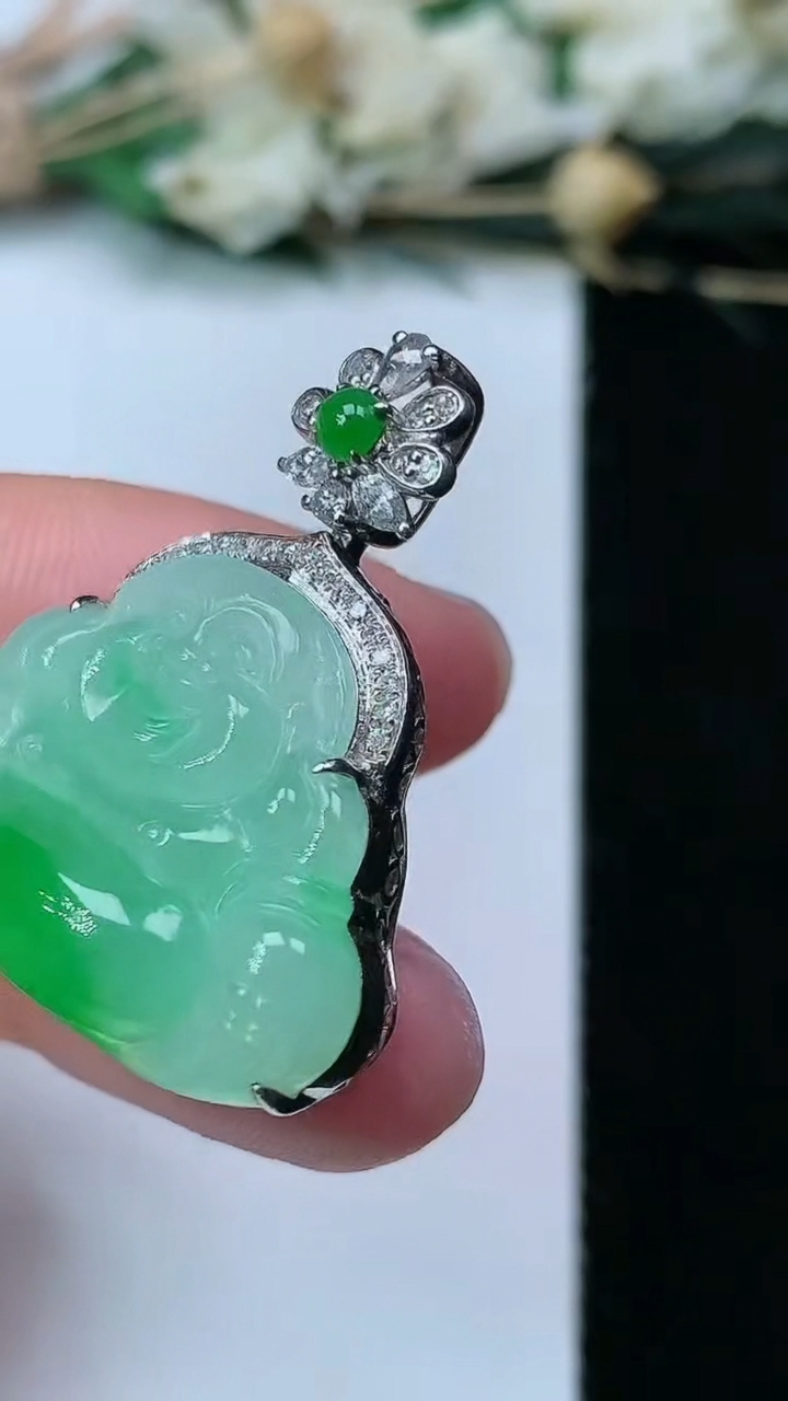 天然A货翡翠佛公吊坠，尺寸18.5-25.9-10.8，重量:8.07g
7月3日