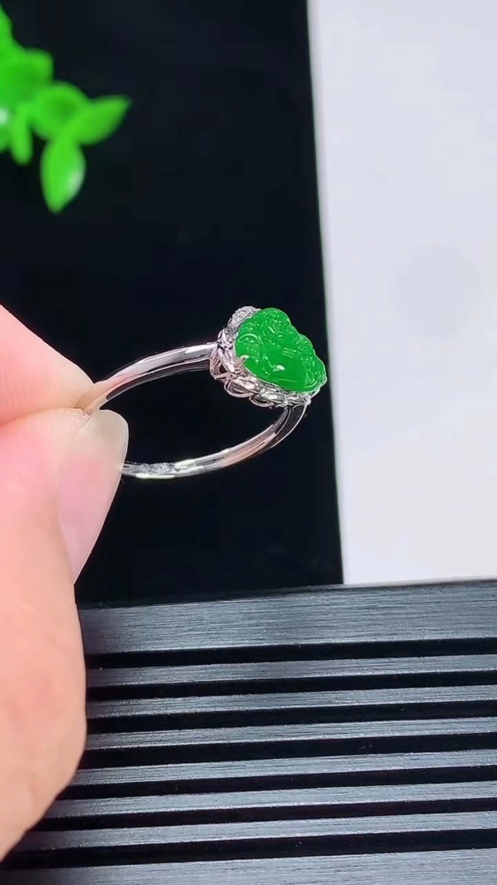 天然A货翡翠佛公戒指，尺寸18-7-8.6-4.2 重量:1.34g2026年7月3日
工厂直销收藏佳品,种好水足，色泽均匀，有种有色，上手高大气！