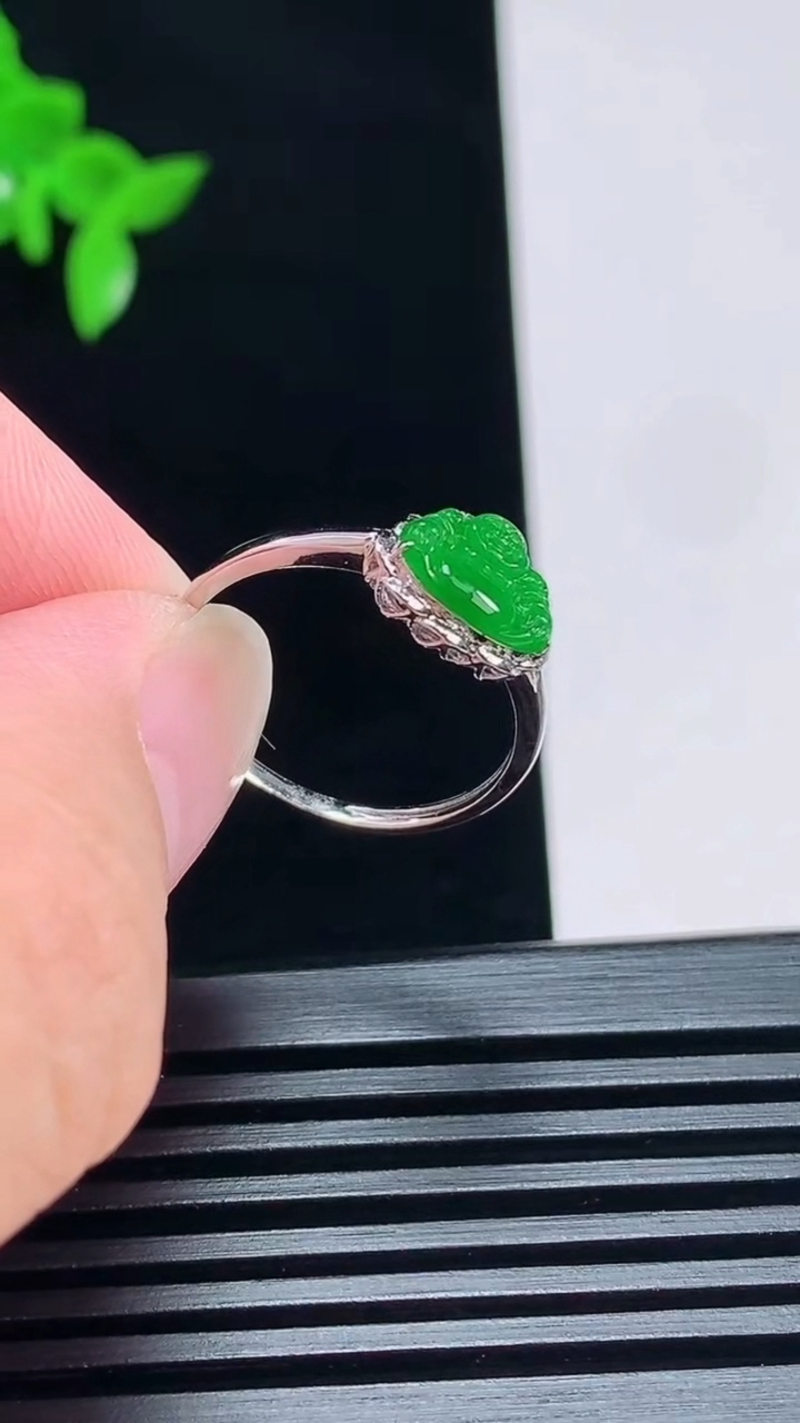 天然A货翡翠佛公戒指，尺寸18-7-8.6-4.2 重量:1.34g2026年7月3日
工厂直销收藏佳品,种好水足，色泽均匀，有种有色，上手高大气！