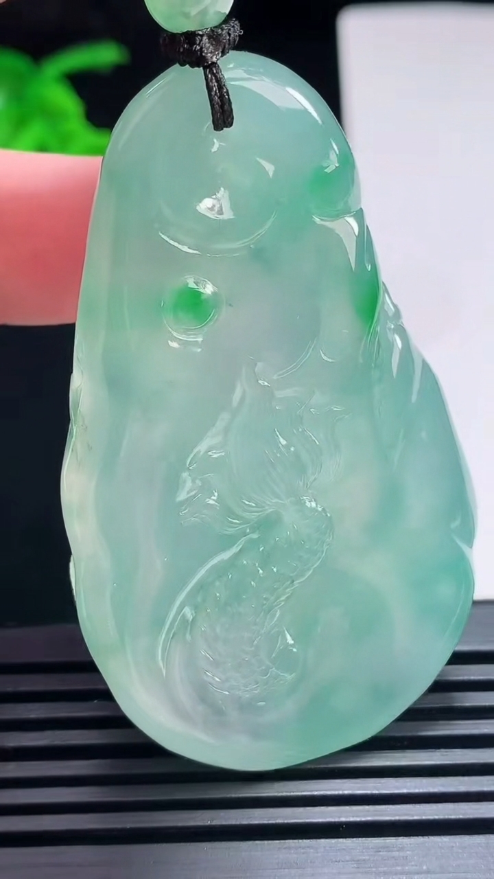 天然A货翡翠龙牌吊坠，尺寸61-36.6-11 重量:54.39g
7月3日
