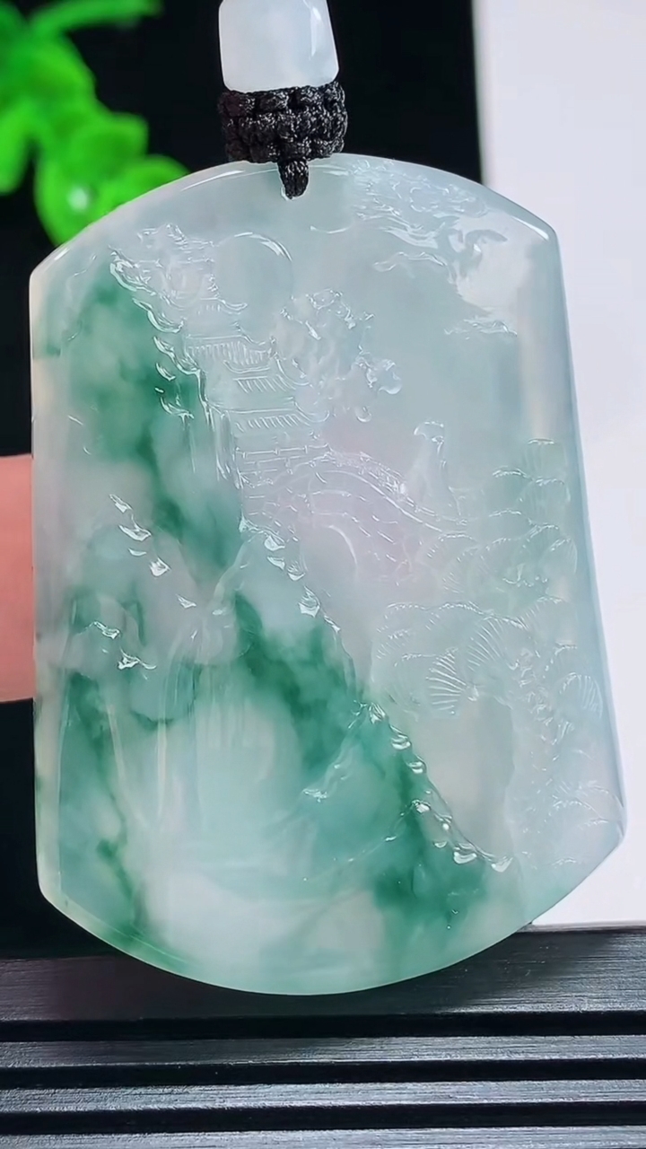 天然A货翡翠种飘花山水牌吊坠，尺寸50.5-37-6 重量:32.00g
7月3日
