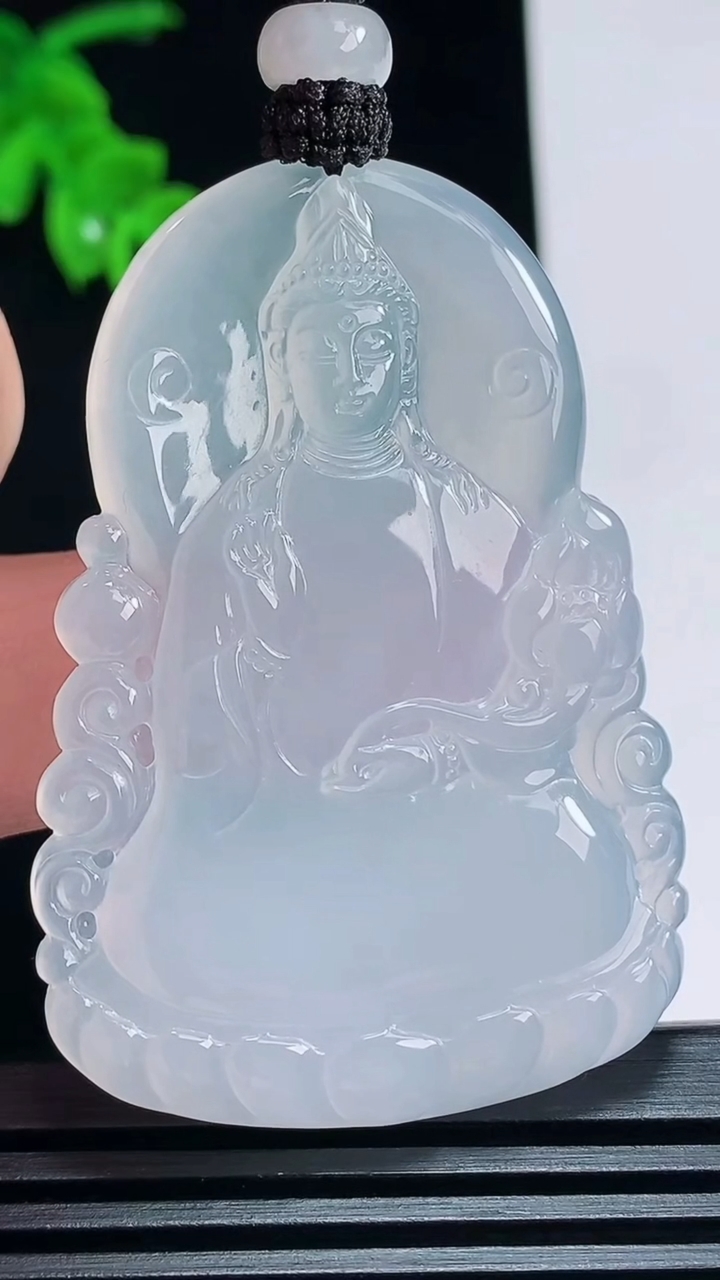 天然A货翡翠大势至菩萨吊坠，尺寸53-37-4.6 重量:26.17g
7月3日