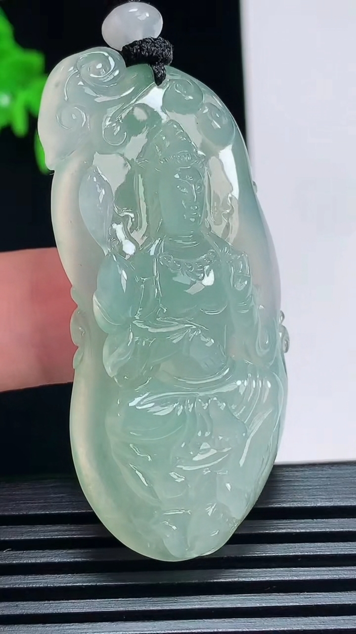 天然A货翡翠大势至菩萨吊坠，尺寸51.6-26-8.5 重量:20.47g
7月3日