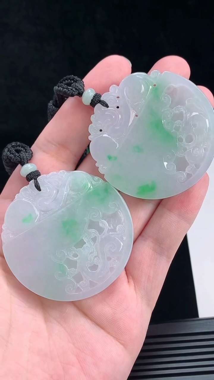 天然A货翡翠龙凤牌吊坠一对，尺寸50.6-51-5.5 重量:77.34g
7月3日
