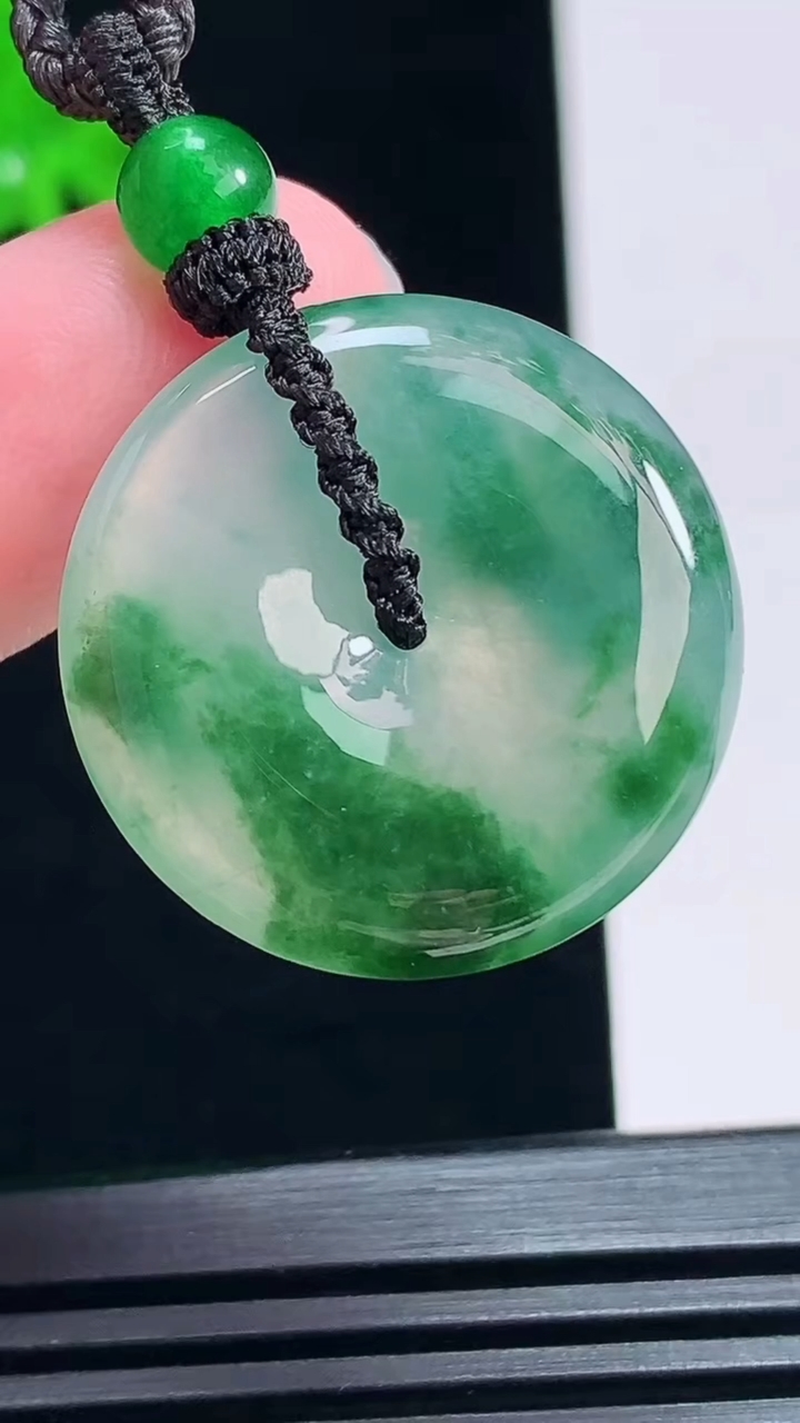 天然A货翡翠冰种飘花平安扣吊坠，尺寸26-5.5 重量:10.86g
7月3日