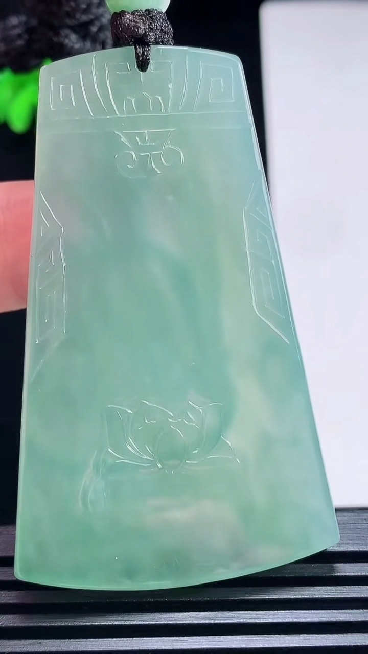 天然A货翡翠虚空藏菩萨吊坠，尺寸61.5-38-6.2 重量:38.24g
7月3日