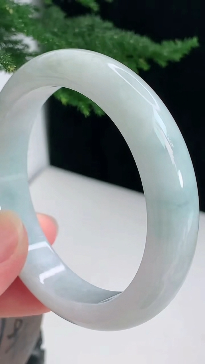 圈口57-58翡翠a货飘花宽边手镯尺寸57.8-13.2-8.6 重:66.55g  h9277月3日