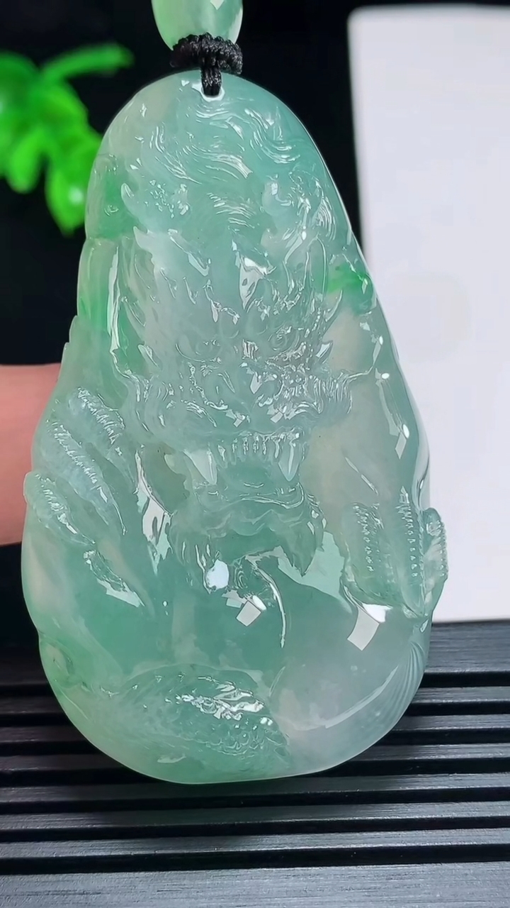 天然A货翡翠龙牌吊坠，尺寸61-36.6-11 重量:54.39g
7月3日