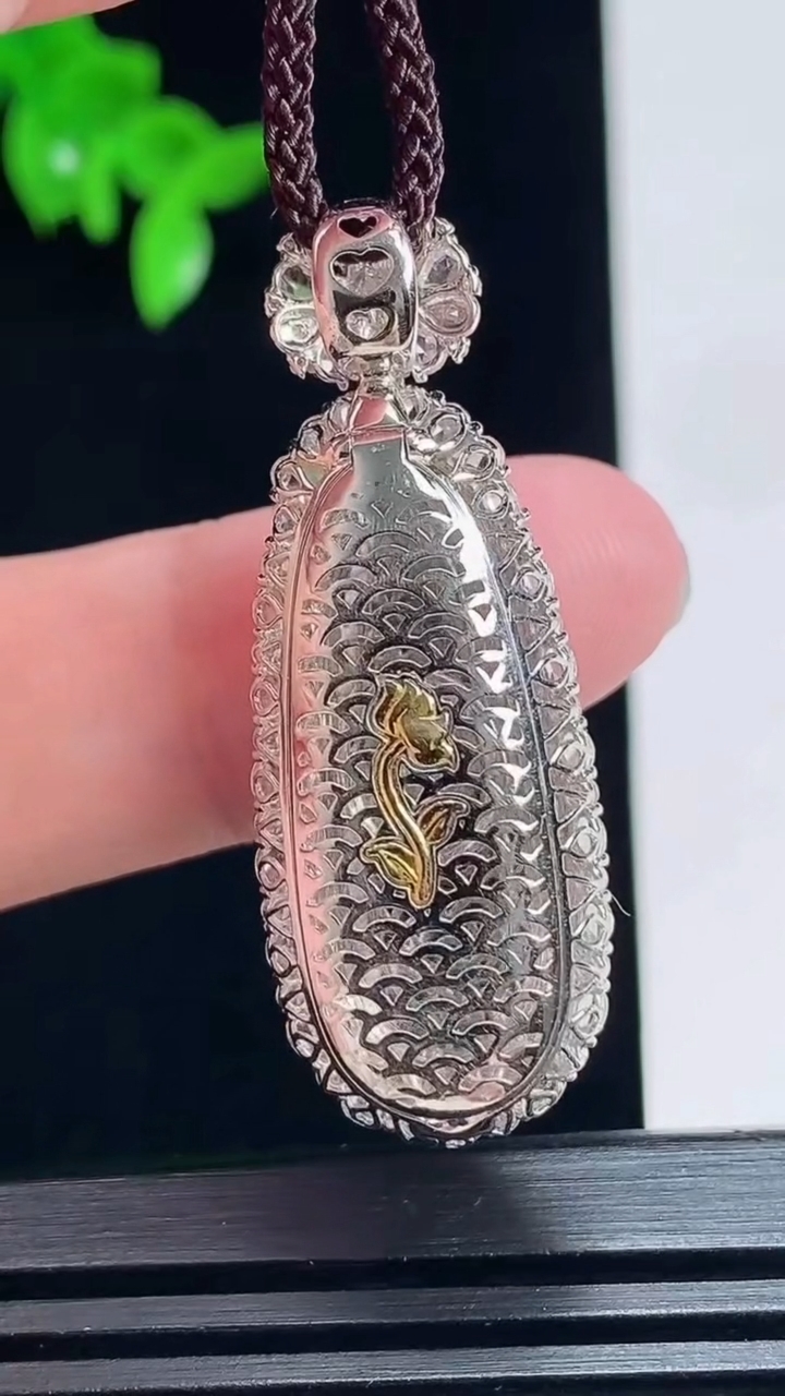 天然A货翡翠福豆吊坠，尺寸41-15-11.5，裸石26.5-9 重量:7.35g
7月3日