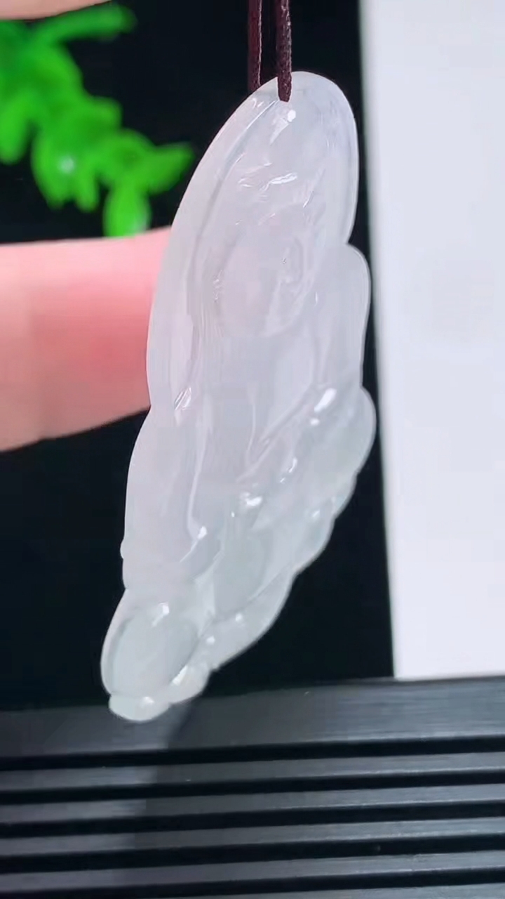天然A货翡翠正装观音吊坠，尺寸53-36-4.5 重量:14.75g
7月3日