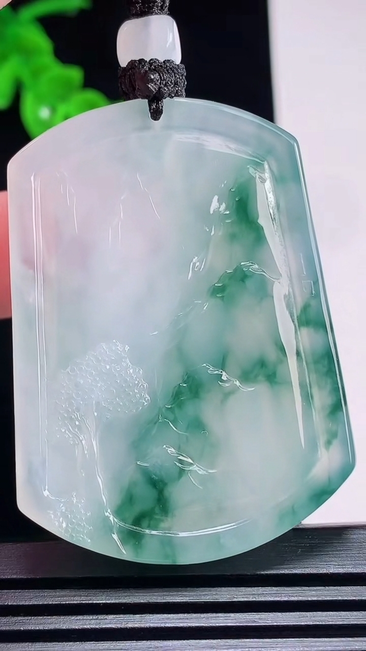 天然A货翡翠种飘花山水牌吊坠，尺寸50.5-37-6 重量:32.00g
7月3日