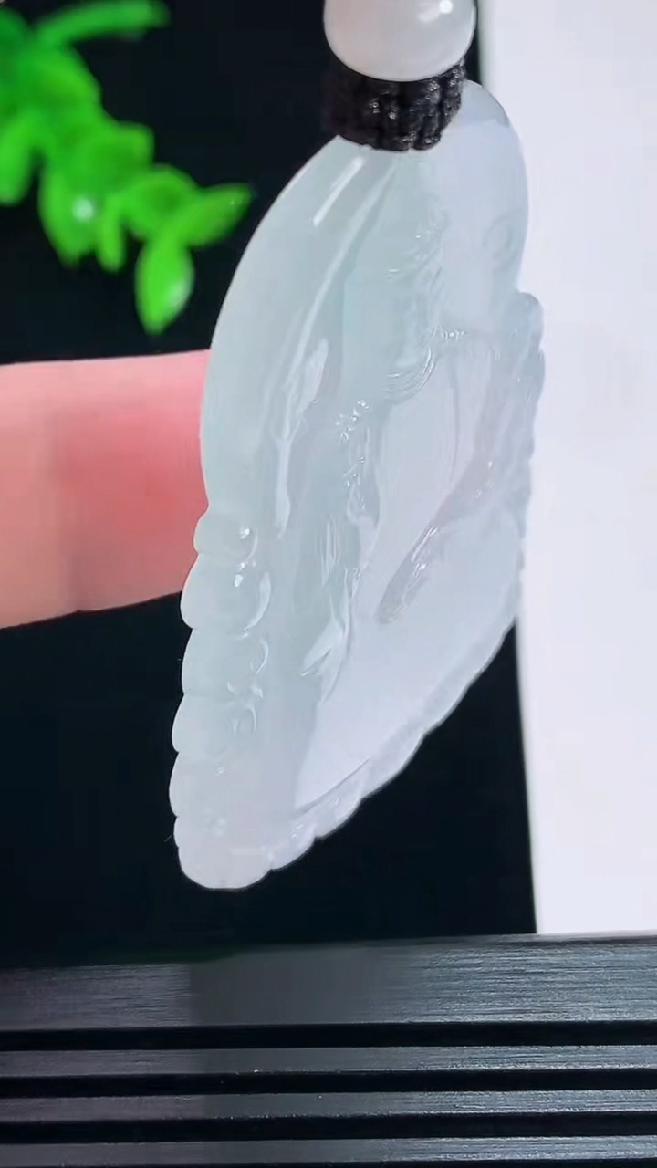 天然A货翡翠大势至菩萨吊坠，尺寸53-37-4.6 重量:26.17g
7月3日