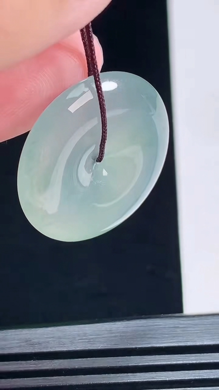 天然A货翡翠冰种飘花平安扣吊坠，尺寸26.6-5 重量:7.70g
7月3日
