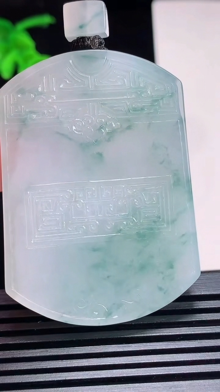 天然A货翡翠种飘花仿古无事牌吊坠，尺寸53.6-39-5.8 重量:38.07g
7月3日