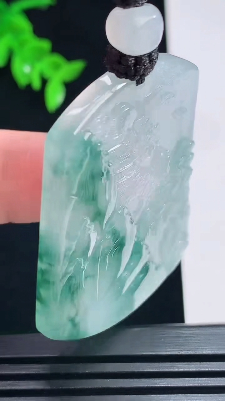 天然A货翡翠种飘花山水牌吊坠，尺寸50.5-37-6 重量:32.00g
7月3日