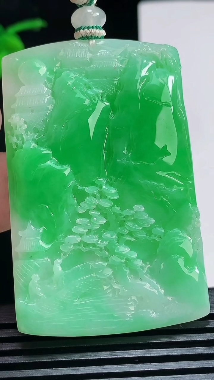 天然A货翡翠山水牌吊坠，尺寸59-39-5.6 重量:35.46g
7月3日