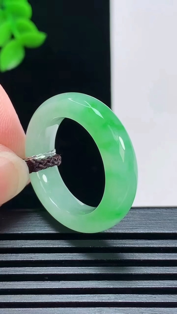 天然A货翡翠玉指环 戒指，尺寸18.5-5.8-4 重量:5.39g2026年7月3日
工厂直销收藏