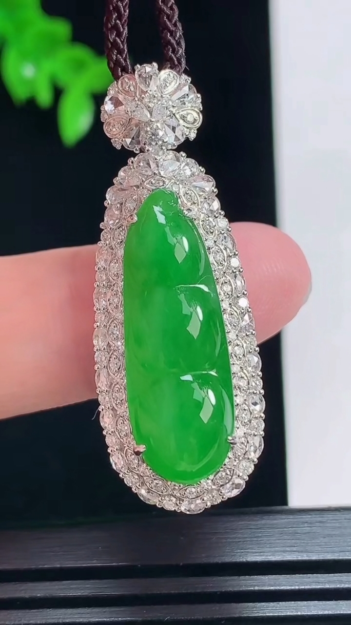 天然A货翡翠福豆吊坠，尺寸41-15-11.5，裸石26.5-9 重量:7.35g
7月3日