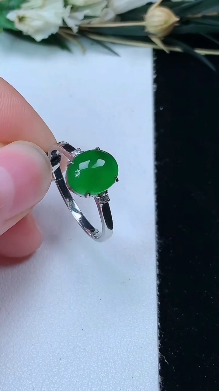 天然A货翡翠蛋面戒指，尺寸17-8.6-6.9，重量:2.14g2026年7月3日
工厂直销收藏佳品,种好水足，色泽均匀，有种有色，上手高大气！