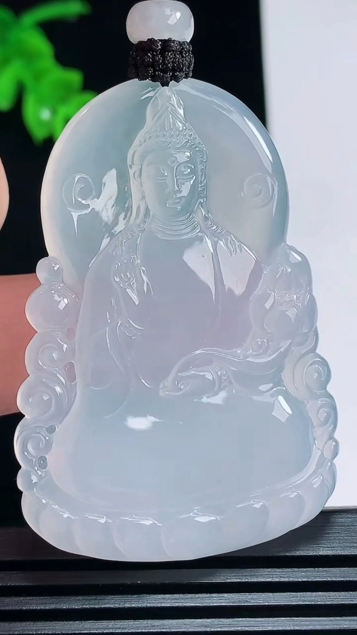 天然A货翡翠大势至菩萨吊坠，尺寸53-37-4.6 重量:26.17g
7月3日