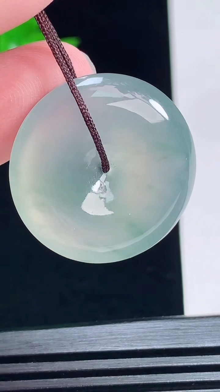 天然A货翡翠冰种飘花平安扣吊坠，尺寸26.6-5 重量:7.70g
7月3日