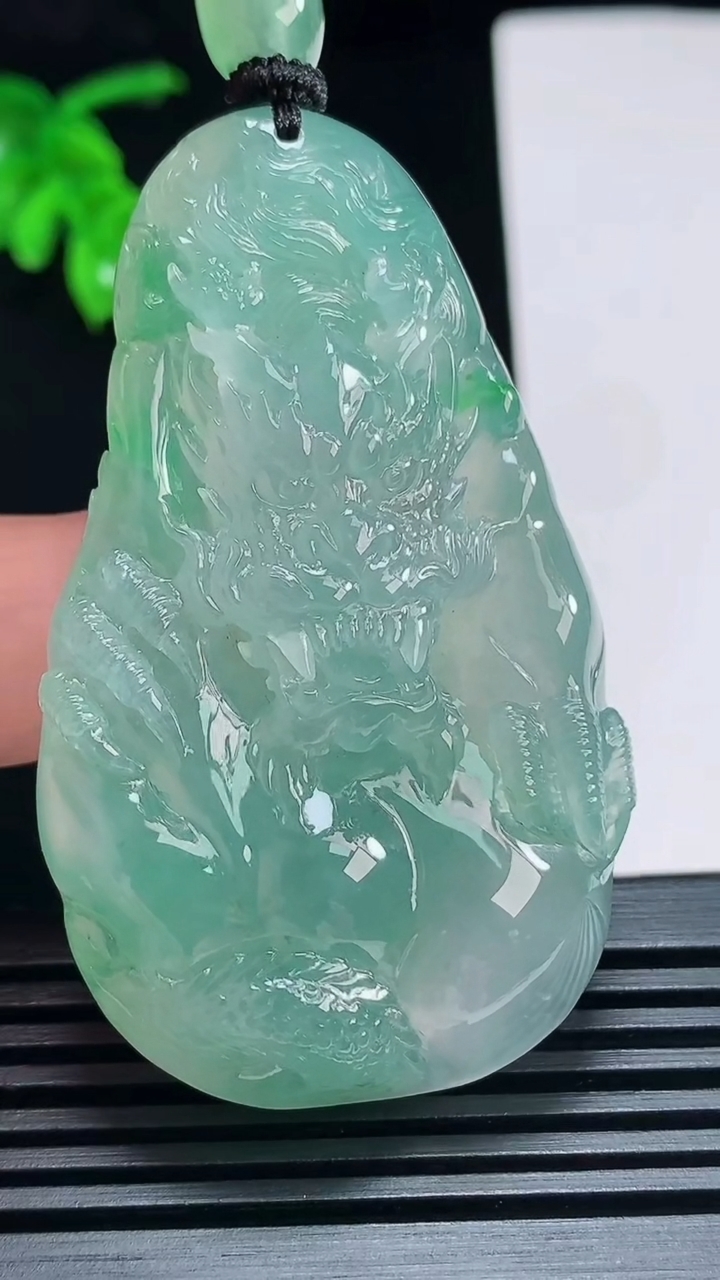 天然A货翡翠龙牌吊坠，尺寸61-36.6-11 重量:54.39g
7月3日