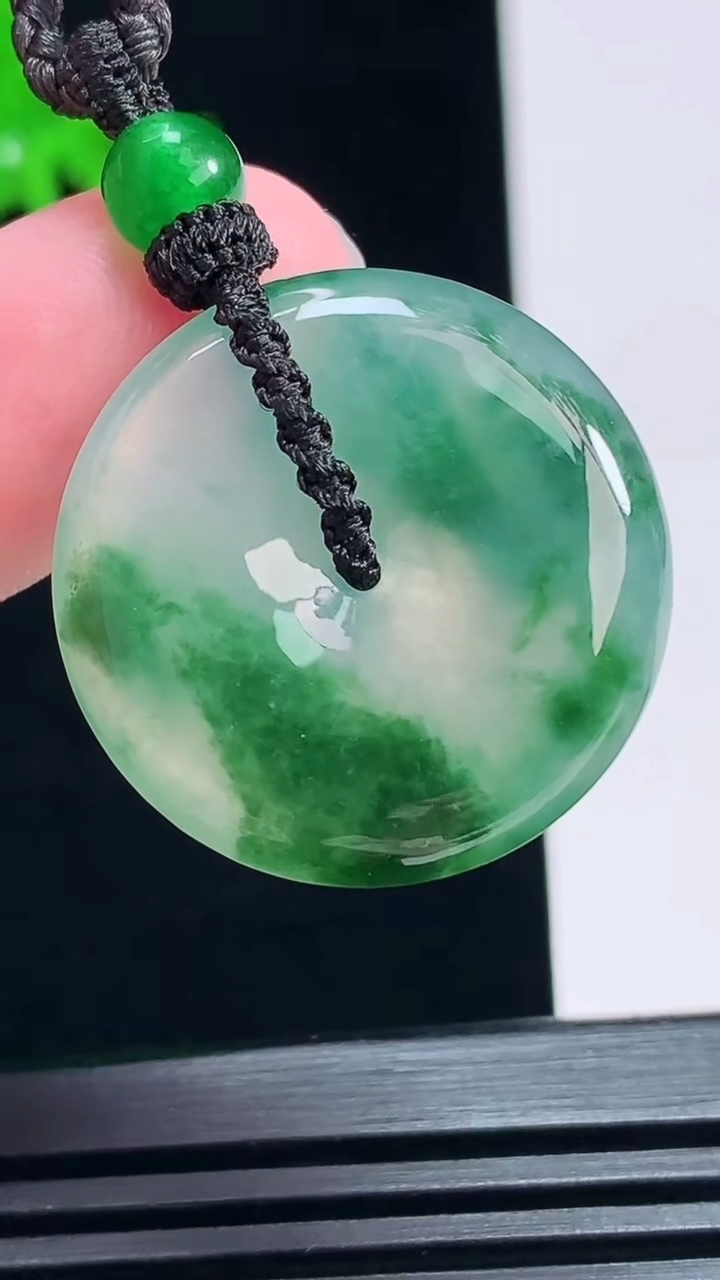天然A货翡翠冰种飘花平安扣吊坠，尺寸26-5.5 重量:10.86g
7月3日