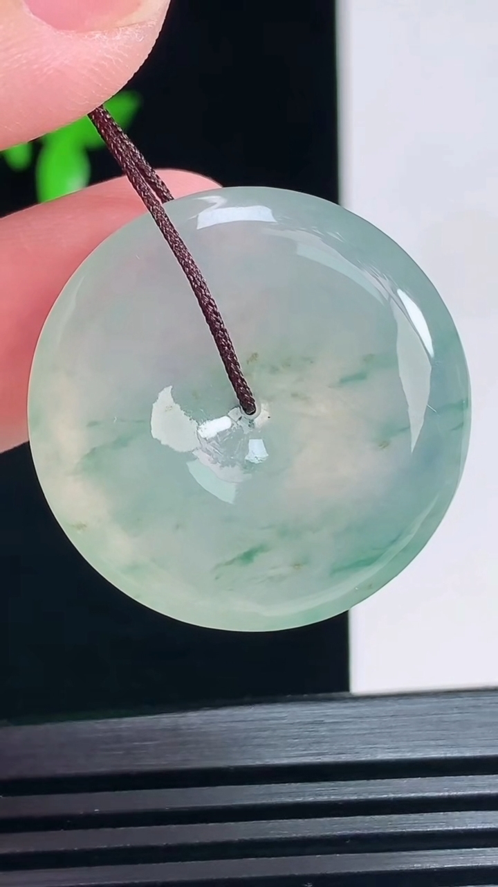 天然A货翡翠冰种飘花平安扣吊坠，尺寸29-6 重量:10.35g
7月3日