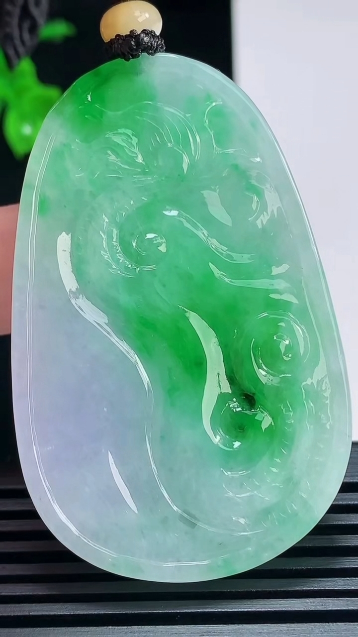 天然A货翡翠龙牌吊坠，尺寸59-38-10.6 重量:49.11g
7月3日