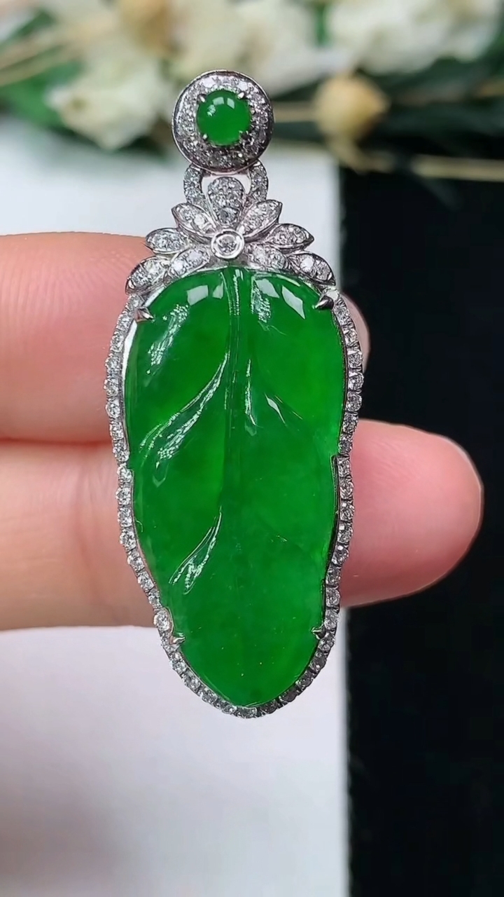 天然A货翡翠金枝玉叶 叶子吊坠，尺寸38-15-8.8，裸石25-12.5，重量:7.86g
7月3日