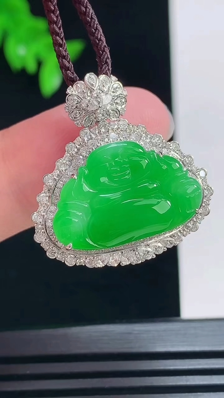 天然A货翡翠佛公吊坠，尺寸26.5-25.5-10，裸石13-20 重量:5.24g
7月3日