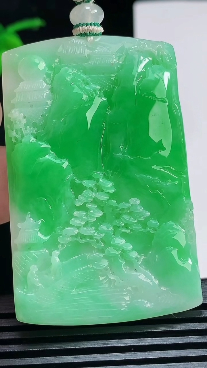 天然A货翡翠山水牌吊坠，尺寸59-39-5.6 重量:35.46g
7月3日