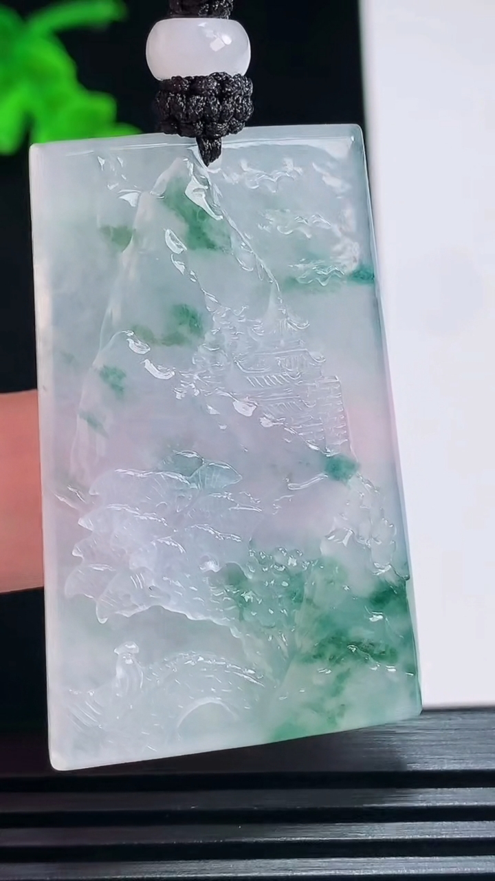 天然A货翡翠种飘花山水牌吊坠，尺寸47-30-5.8 重量:24.87g
7月3日