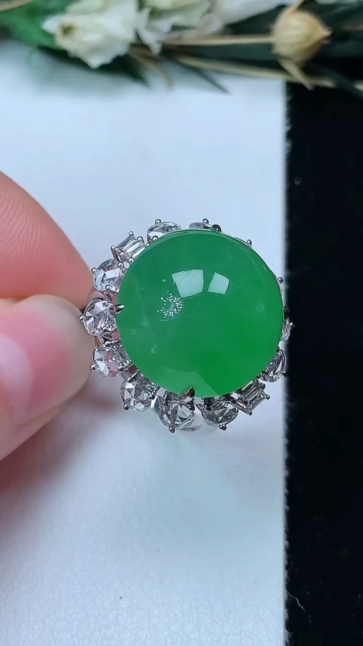 天然A货翡翠蛋面戒指，尺寸17.3-16-15.5，重量:7.86g2026年7月3日
工厂直销收藏