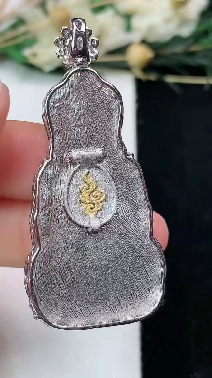 天然A货翡翠观音菩萨吊坠，尺寸41.5-23-6.3，重量:8.00g
7月3日