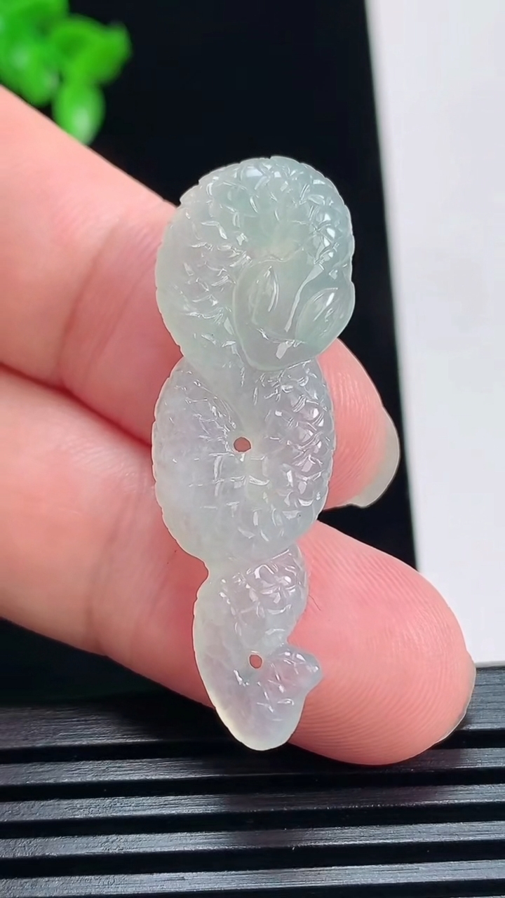 天然A货翡翠生肖蛇吊坠，尺寸42-14.2-5.2 重量:5.21g
7月5日
