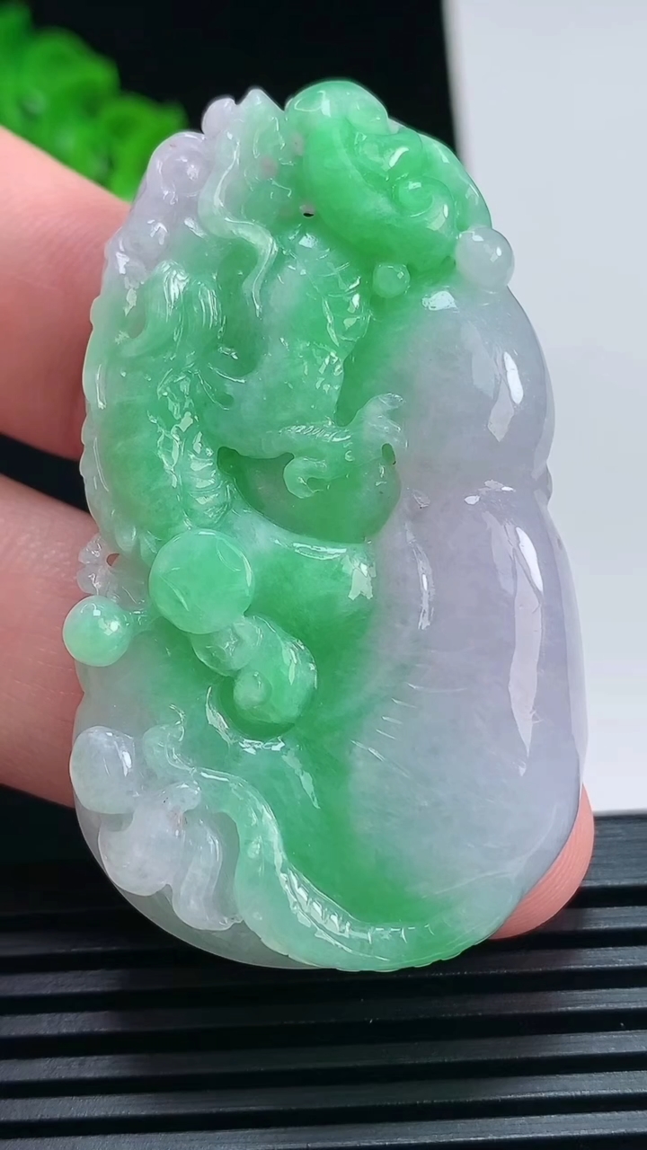 天然A货翡翠龙牌吊坠，尺寸54.5-31.5-8 重量:25.32g
7月5日
