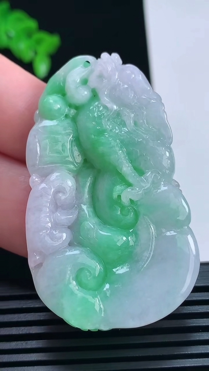 天然A货翡翠龙牌吊坠，尺寸54.5-31.5-8 重量:25.32g
7月5日