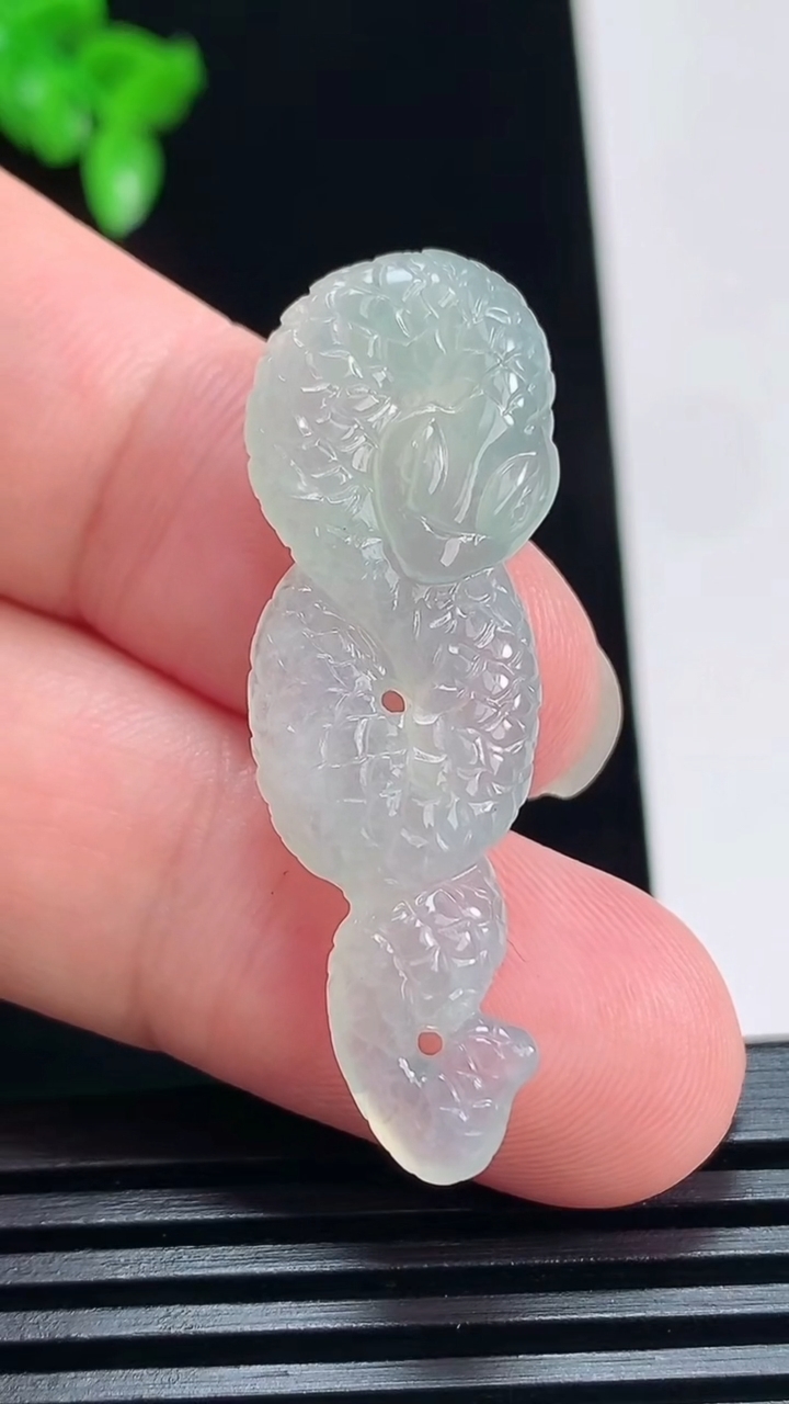 天然A货翡翠生肖蛇吊坠，尺寸42-14.2-5.2 重量:5.21g
7月5日