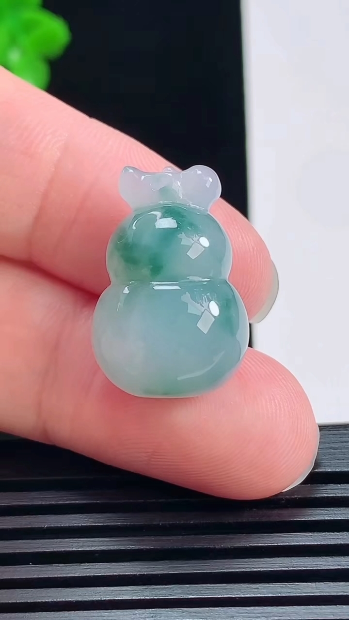 天然A货翡翠飘花葫芦吊坠，尺寸22.6-15-12.5 重量:7.12g
7月5日
