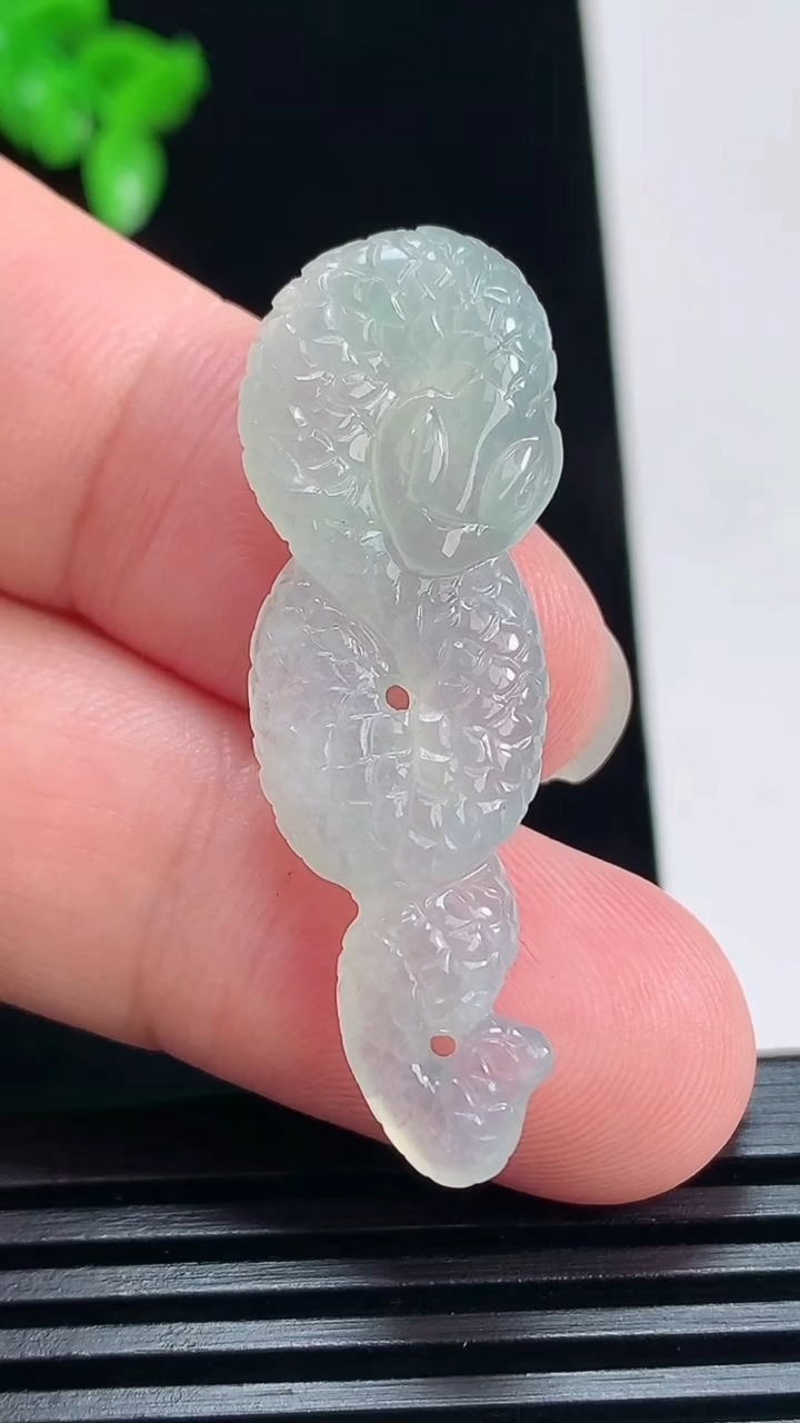 天然A货翡翠生肖蛇吊坠，尺寸42-14.2-5.2 重量:5.21g
7月5日