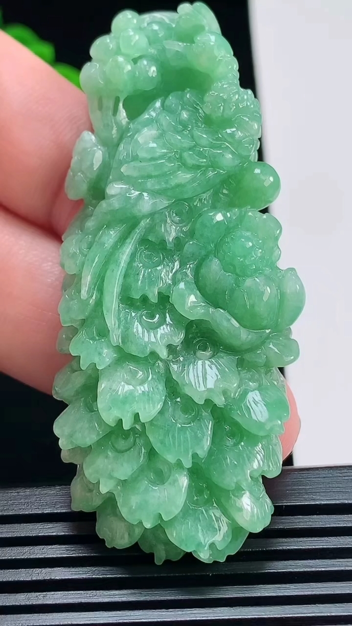 天然A货翡翠凤凰吊坠，尺寸67.5-29.5-11.2 重量:31.97g
7月5日