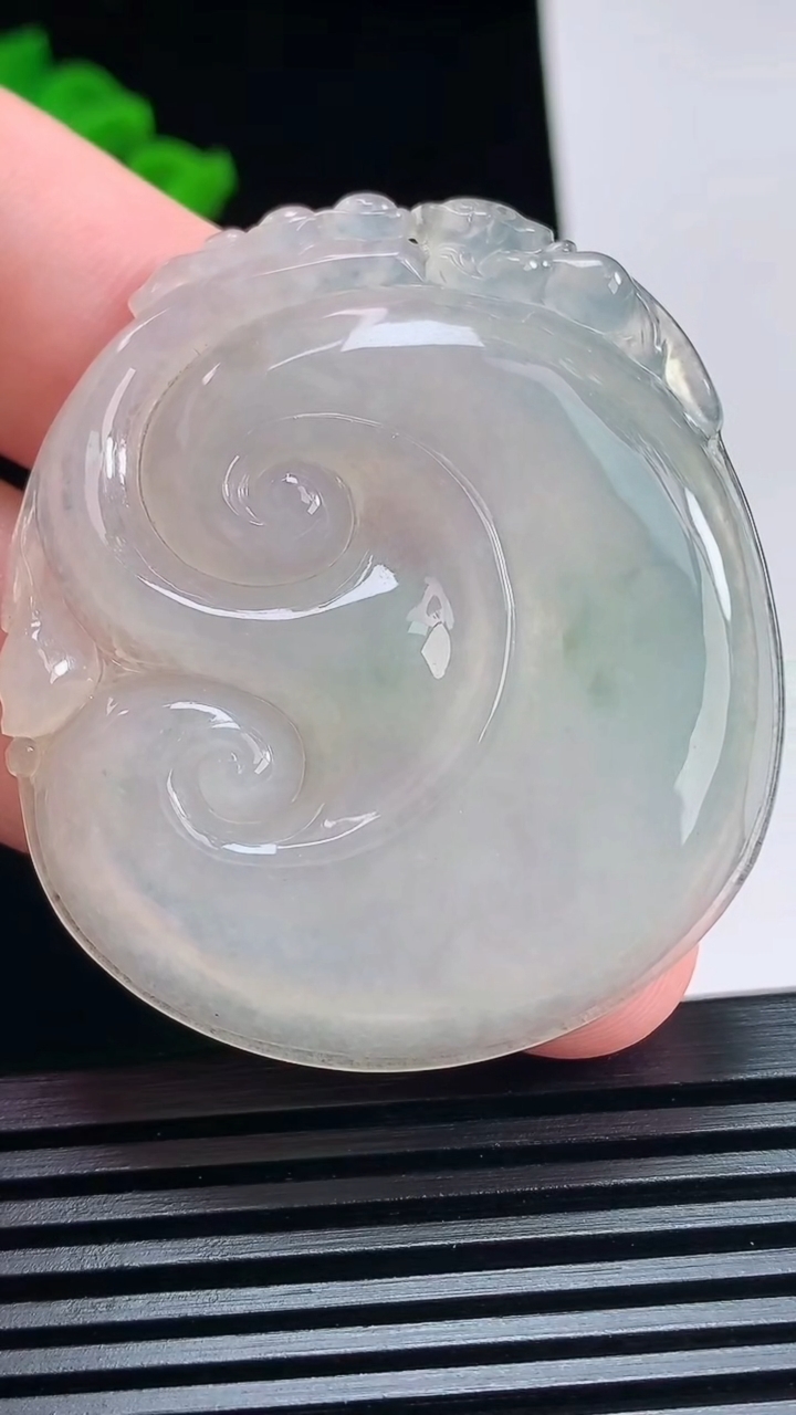天然A货翡翠飘花如意吊坠，尺寸48.5-43-5.2 重量:21.51g
7月5日