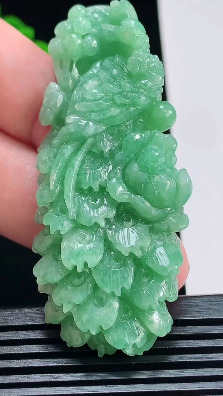 天然A货翡翠凤凰吊坠，尺寸67.5-29.5-11.2 重量:31.97g
7月5日