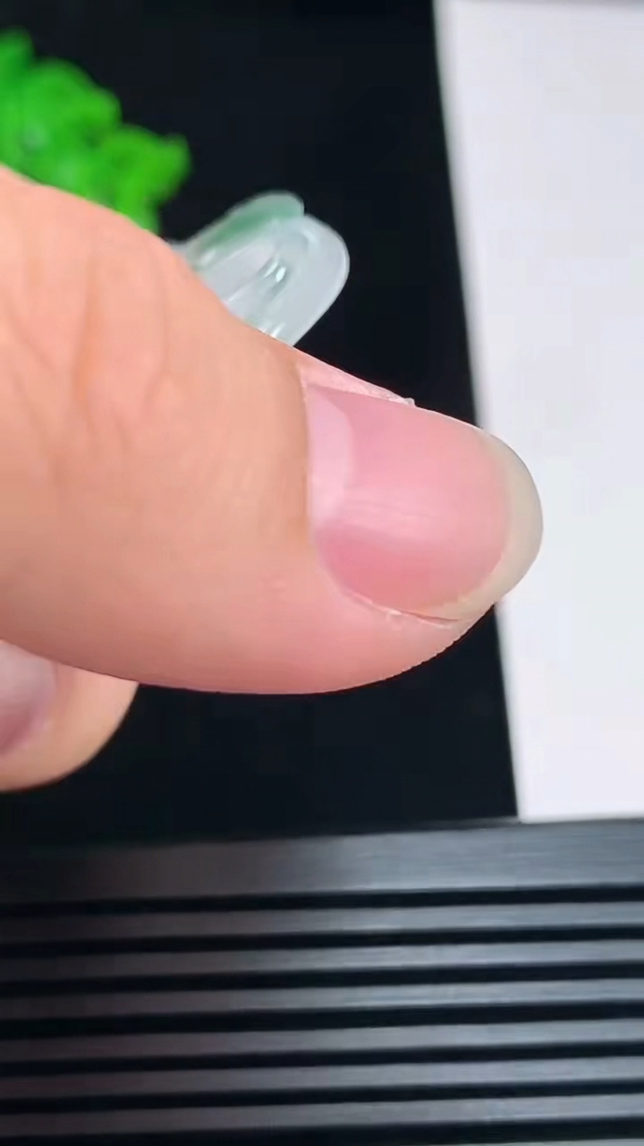 天然A货翡翠飘花龙牌吊坠，尺寸56-42-5 重量:24.44g
7月5日