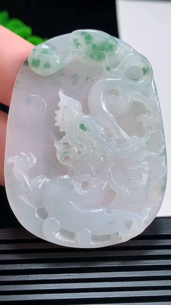 天然A货翡翠飘花龙牌吊坠，尺寸56-42-5 重量:24.44g
7月5日